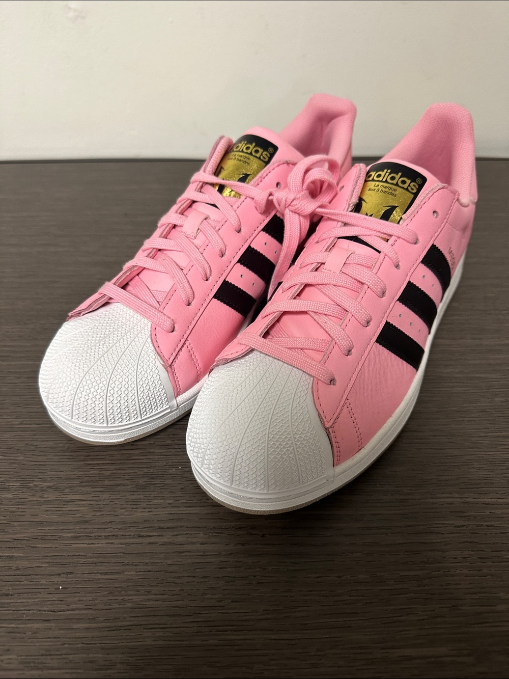 Brand New adidas Pink and Black Messi logo Men’s Superstar Sneakers - Picture 4 of 4